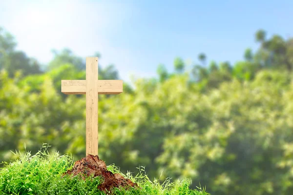 Christelijk kruis op de grond met groen gras — Stockfoto