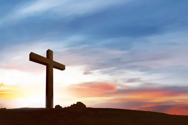 Христианский крест на поле — стоковое фото
