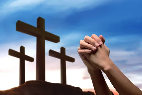 Un humano levantó las manos rezando con Dios —  Fotos de Stock