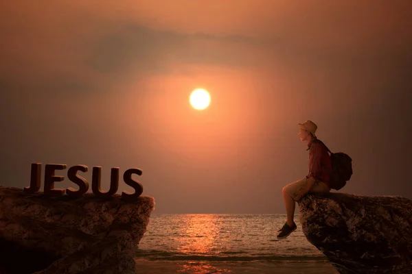 Ασιάτης ταξιδιώτης άνθρωπος με σακίδιο βλέπει κείμενο του Ιησού στην κορυφή του t — Φωτογραφία Αρχείου