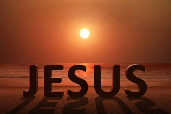 Текст Иисуса на песчаном пляже — стоковое фото