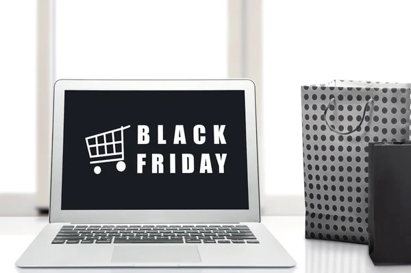 Black Friday Advert pada layar laptop di atas meja — Stok Foto
