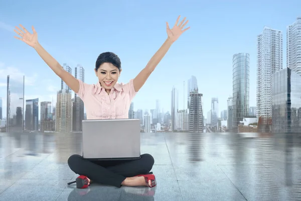 Asiatico Businesswoman Seduta Lettura News Suo Laptop Con Cityscape Sfondo — Foto Stock