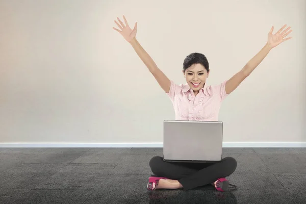 Asyalı Kadını Evdeki Bilgisayarında Oturup Haberleri Okuyor — Stok fotoğraf