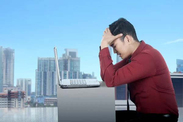 Asian Businessman Sitting Reading News His Laptop Cityscape Background — Stock Photo, Image