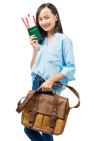 Aziatische Vrouw Staan Met Een Aktetas Met Ticket Paspoort Geïsoleerd — Stockfoto