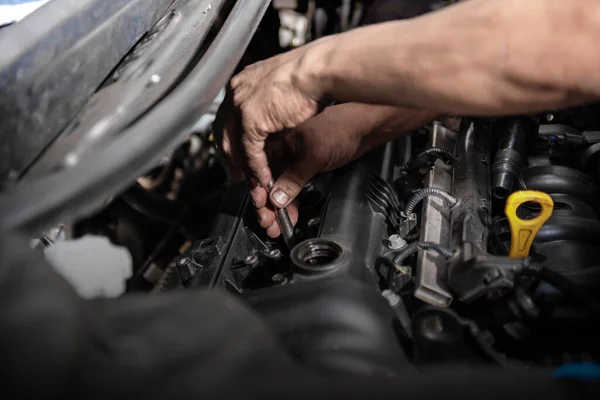 Mecânico Carro Trabalhando Reparação Motor Garagem — Fotografia de Stock