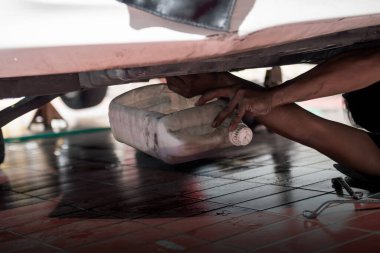 Tamirci garajdaki motor yağını değiştir.