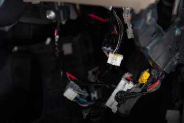 Arabanın içindeki elektrik prizini kapat.
