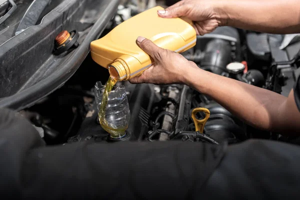 Automechaniker Gießen Das Den Motor Der Garage — Stockfoto