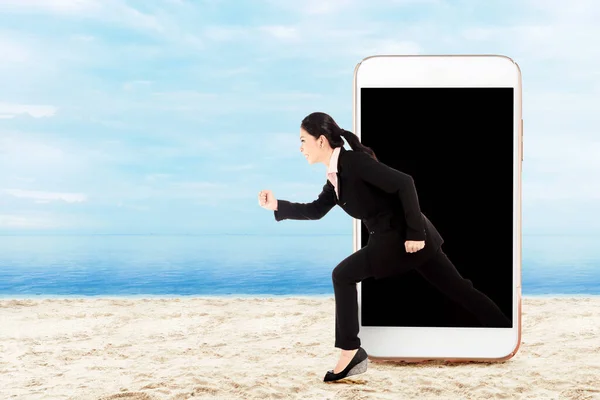 電話の画面から走っているアジアの実業家 デジタルデトックスコンセプト — ストック写真