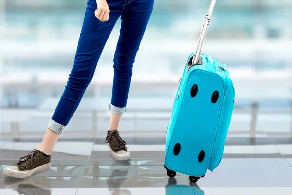 Γυναίκα Που Στέκεται Μια Βαλίτσα Στο Αεροδρόμιο — Φωτογραφία Αρχείου