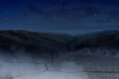 Gece manzarası geçmişi olan ürkütücü tepeler.