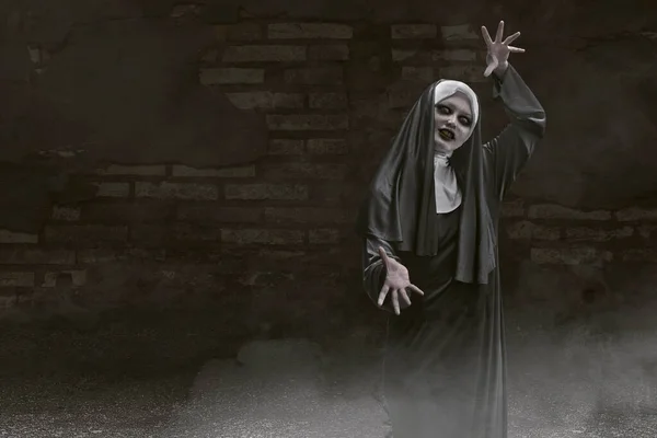 Skrämmande Djävul Nunna Med Grunge Vägg Bakgrund Halloween Konceptet — Stockfoto