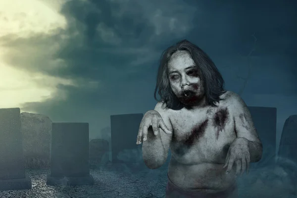 Skrämmande Zombie Med Blod Och Sår Kroppen Går Runt Kyrkogården — Stockfoto