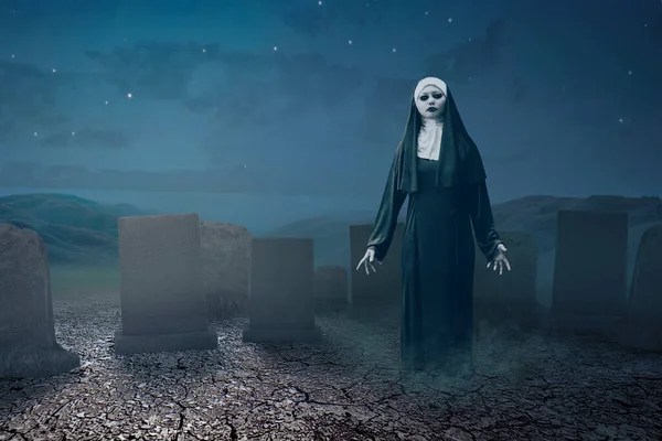 Страшна Диявольська Черниця Стоїть Кладовищі Концепція Хеллоуїна — стокове фото