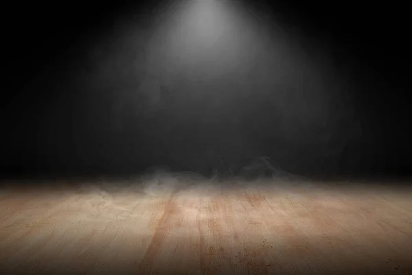 Karanlık odada duman ve ışıkla kaplı ahşap zemin