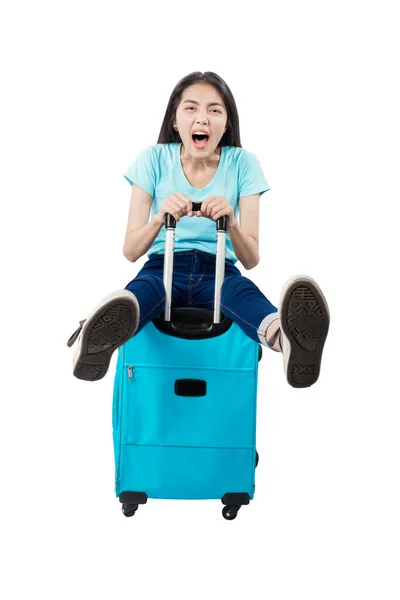 Ázsiai Boldog Arccal Bőröndön Elszigetelt Fehér Háttér — Stock Fotó