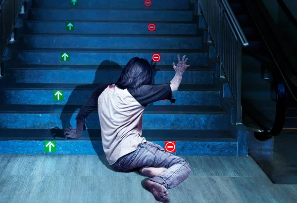 Ijesztő Zombi Vérrel Sebbel Testén Mászkál Lépcsőn Éjszaka — Stock Fotó