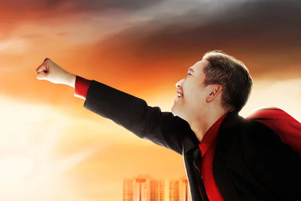 Asiatischer Geschäftsmann Mit Mantel Fliegt Wie Ein Superheld Himmel — Stockfoto