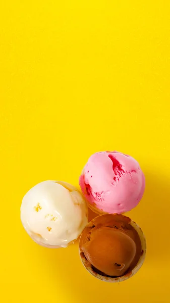 在鲜活的黄色背景上 有巧克力 香草和草莓的冰淇淋 夏天的故事模板 — 图库照片