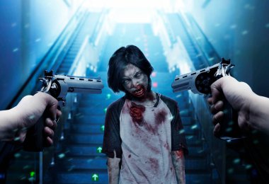 Şehirdeki zombilere silah doğrultuyor. Cadılar Bayramı konsepti