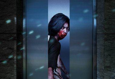 Vücudunda kan ve yara olan korkunç zombi asansöre doğru yürüyor.