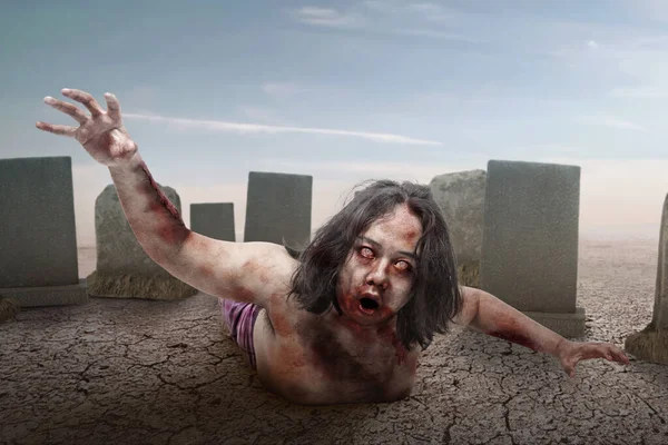 Skrämmande Zombie Med Blod Och Sår Kroppen Kryper Kyrkogården — Stockfoto