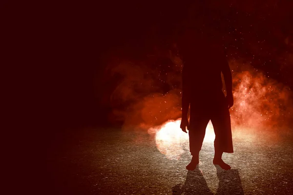 Silhouette Zombie Marchant Avec Une Explosion Sur Fond Noir — Photo