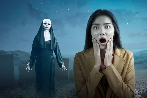 아시아 사업가는 묘지에 무서운 수녀를 무서워 했습니다 핼러윈 — 스톡 사진