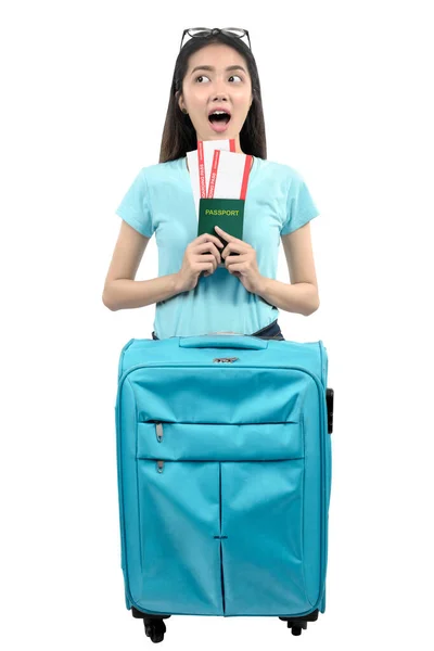 Aziatische Vrouw Met Een Koffer Met Ticket Paspoort Geïsoleerd Witte — Stockfoto