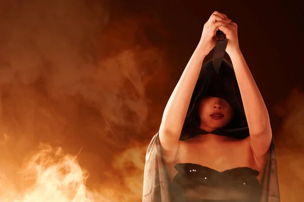 Азиатская Ведьма Черном Плаще Держит Нож Стоящий Фоне Дыма — стоковое фото