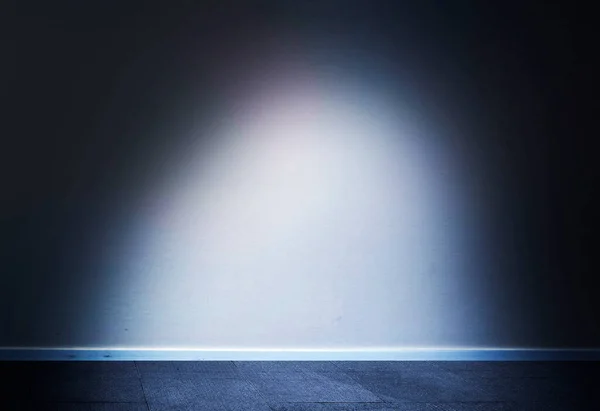 白い壁と暗い背景に光のある空の部屋 — ストック写真