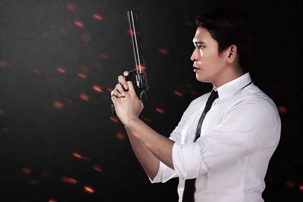 Siyah Arka Planda Elinde Silahla Asyalı Bir Adam Duruyor — Stok fotoğraf