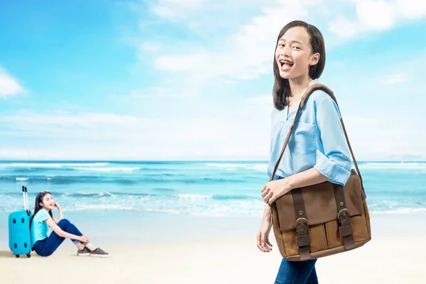 Asiático Pessoas Com Mala Viajando Praia Com Fundo Azul Céu — Fotografia de Stock