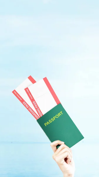 Hand Vast Houden Ticket Paspoort Met Een Blauwe Hemel Achtergrond — Stockfoto