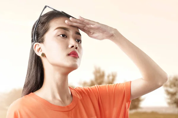 Mujer Asiática Mirando Paisaje Vista Con Fondo Cielo —  Fotos de Stock