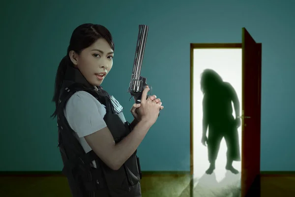 Азиатка Полицейском Жилете Пистолетом Руке Готовая Атаковать Входящих Зомби Двери — стоковое фото