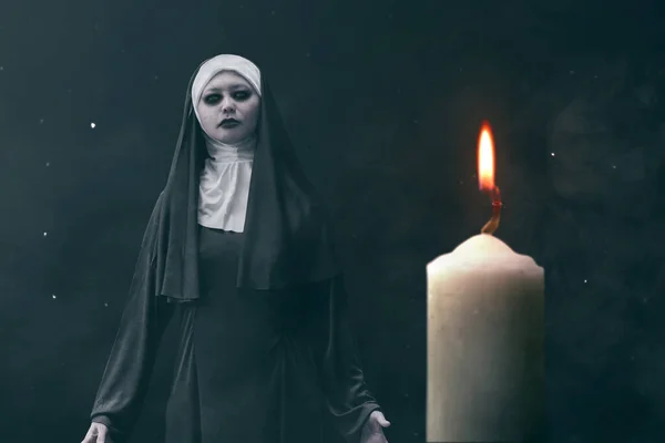 Страшная Дьявольская Монахиня Горящей Свечой Темном Фоне Концепция Хэллоуина — стоковое фото