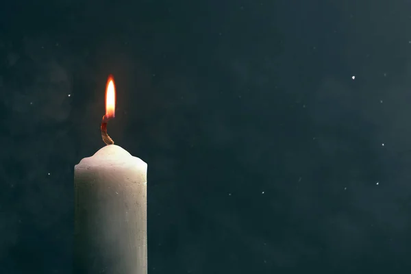 在黑暗的背景下燃烧蜡烛 万圣节的概念 — 图库照片