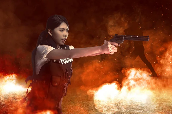 Asiatisk Kvinna Polisväst Pekar Pistol Som Styr Situationen För Upplopp — Stockfoto