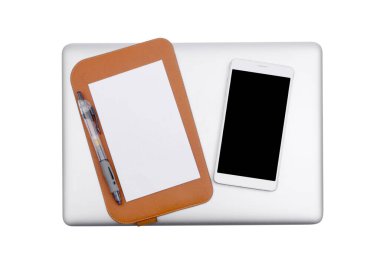 Diz üstü bilgisayar ve cep telefonu beyaz arkaplan üzerinde izole edilmiş.