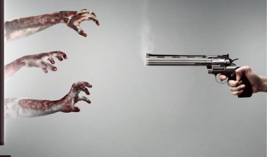 Televizyondan çıkan bir silahı zombiye doğrultuyor. Cadılar Bayramı konsepti