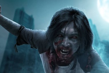 Şehirde sürünen kanlı ve yaralı korkunç bir zombi.