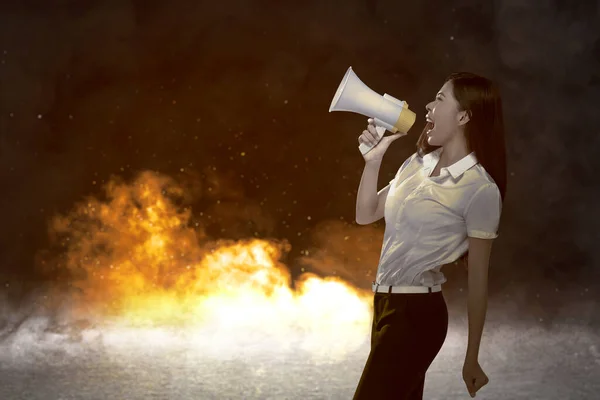 Asijské Podnikatelka Pomocí Megafonu Dělá Protest Výbuchem Kouř Pozadí — Stock fotografie