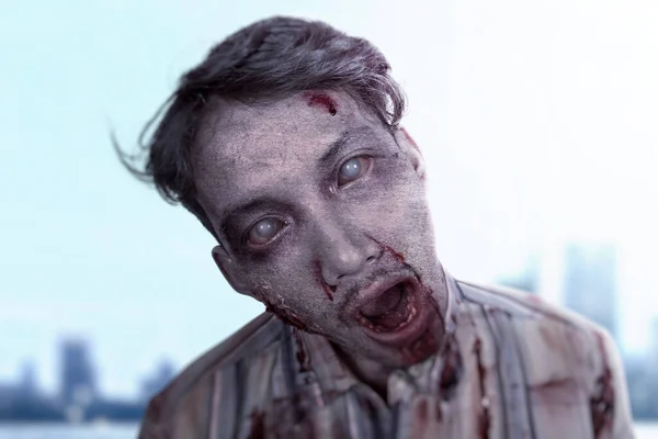 Děsivá Zombie Krví Ranou Těle Stojící Noci — Stock fotografie
