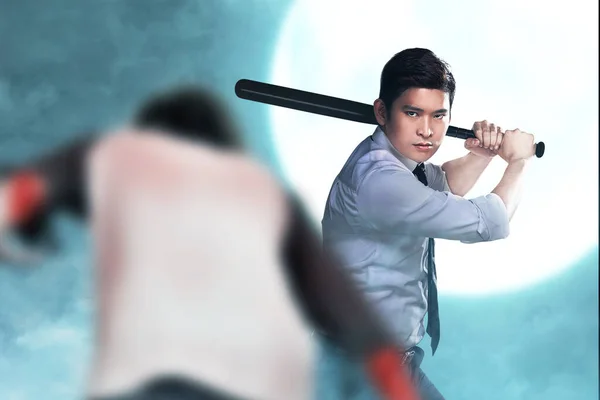 Aziatische Man Staat Met Een Honkbalknuppel Zijn Hand Klaar Zombies — Stockfoto