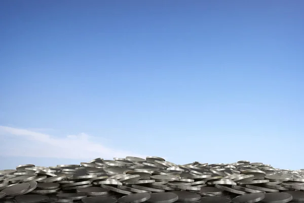 Stapel Munten Met Een Blauwe Lucht Achtergrond — Stockfoto