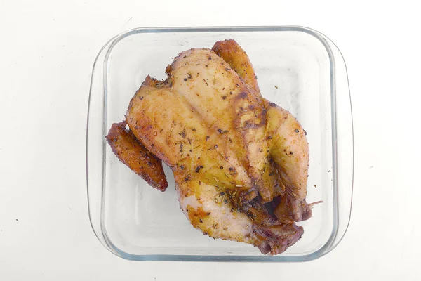 玻璃烤盘中的烤鸡 白色背景下分离 — 图库照片