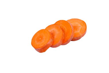 Beyaz arka planda izole edilmiş havuç dilimleri